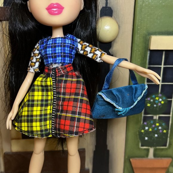 Vintage Bratz Jade Doll 2015 Green Eyes Long Black Hair 10" - Picture 6 of 9